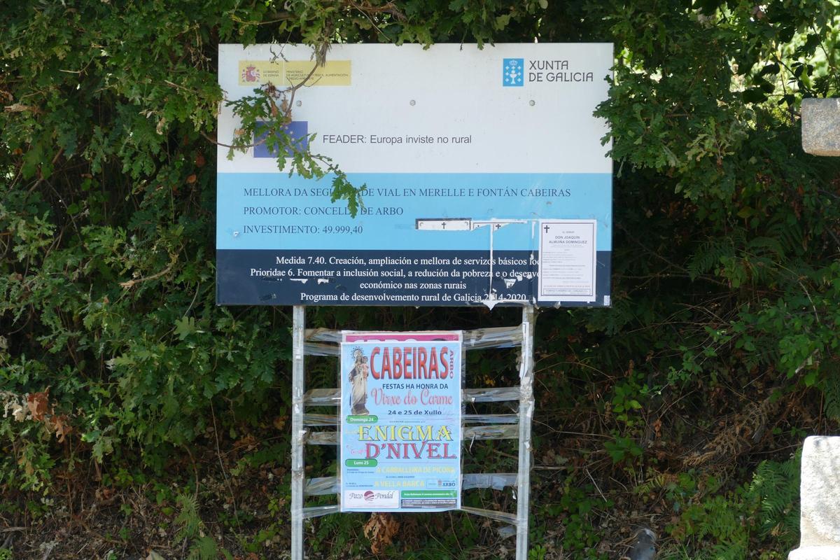 Dos elementos muy significativos del paisaje lingüístico rural localizdos por la investigadora en San Sebastián de Cabeiras: el cartel institucional, en el que además se ha añadido una esquela, y el cartel de las fiestas patronales.