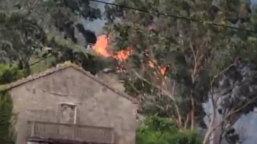 Vecinos de la zona de Corme Aldea - Guxín (Ponteceso) difunden vídeos en redes sobre el incendio