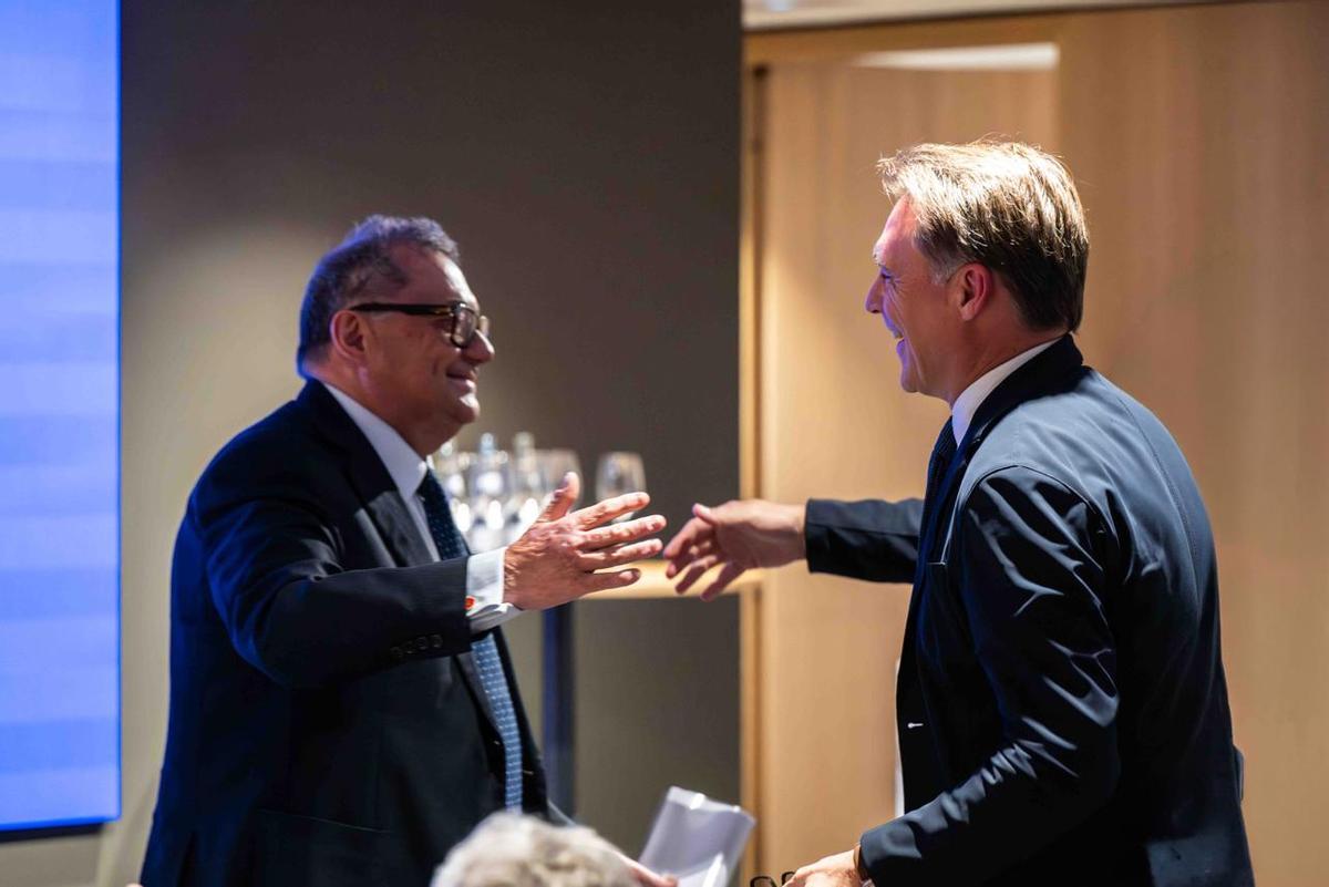 El presidente de Barcelona Global desde 2024, Ramon Agenjo, saluda al candidato Josep Lluís Sanfeliu.