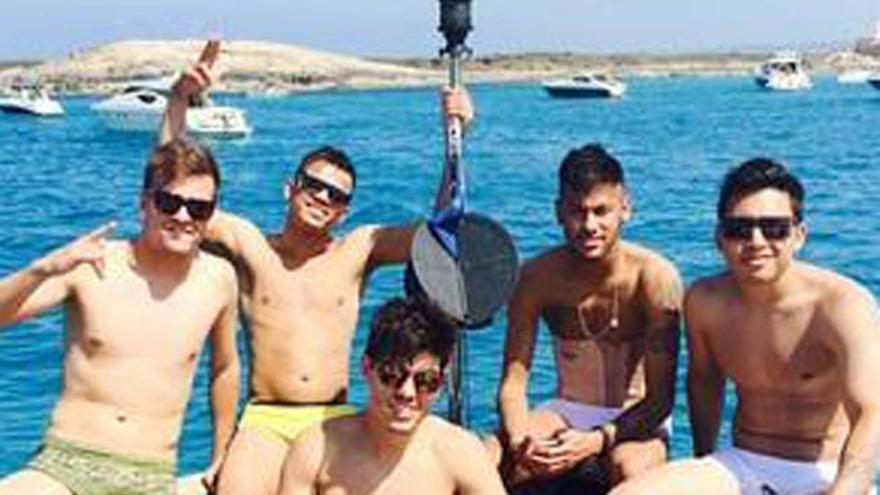 Neymar en alta mar junto a algunos amigos