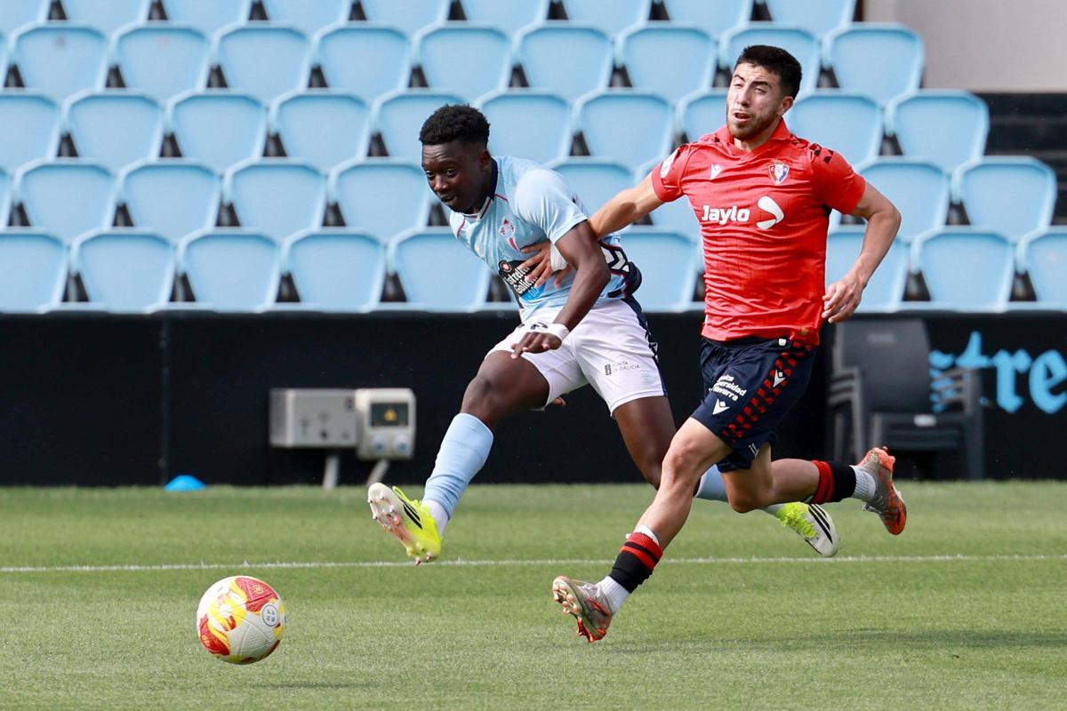 Kibet dispara a puerta en uno de los remates que acabó en el palo.