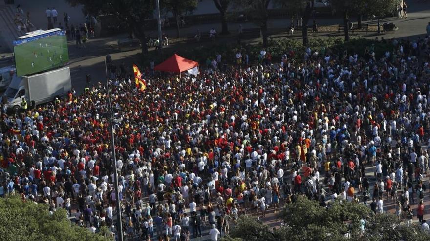 Colau multa a la plataforma que puso una pantalla para ver a La Roja