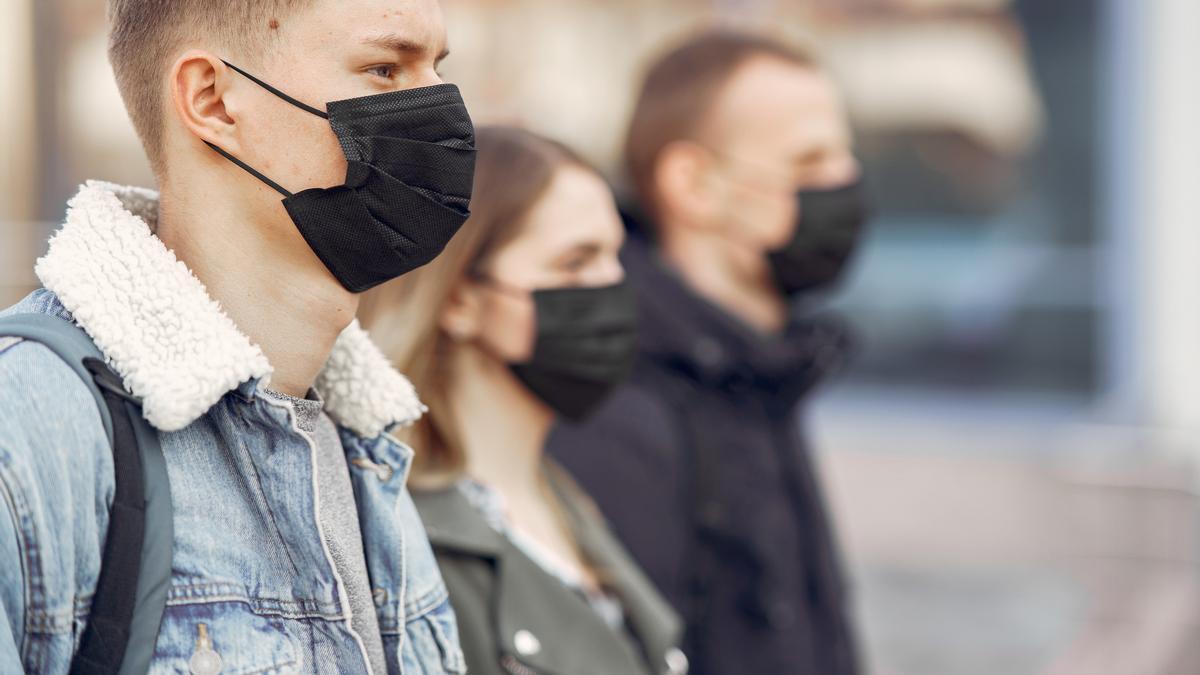 Diverses persones porten mascaretes pel carrer