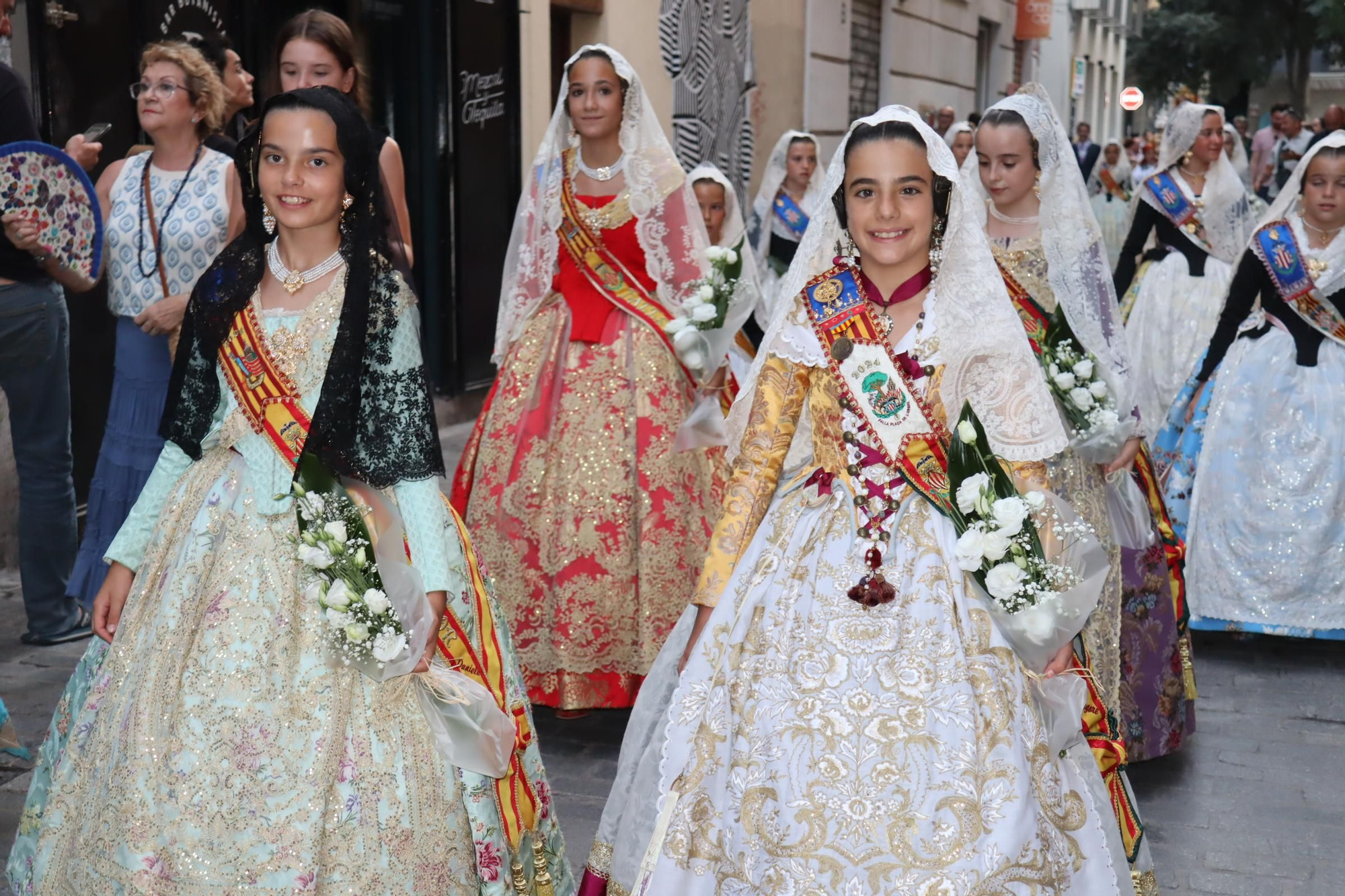 El barrio del Carmen saca en procesión su patrona con protagonismo fallero