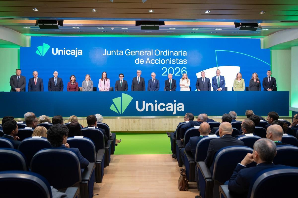 El presidente de Unicaja, José Sevilla, y el CEO, Isidro Rubiales, en la junta de accionistas.