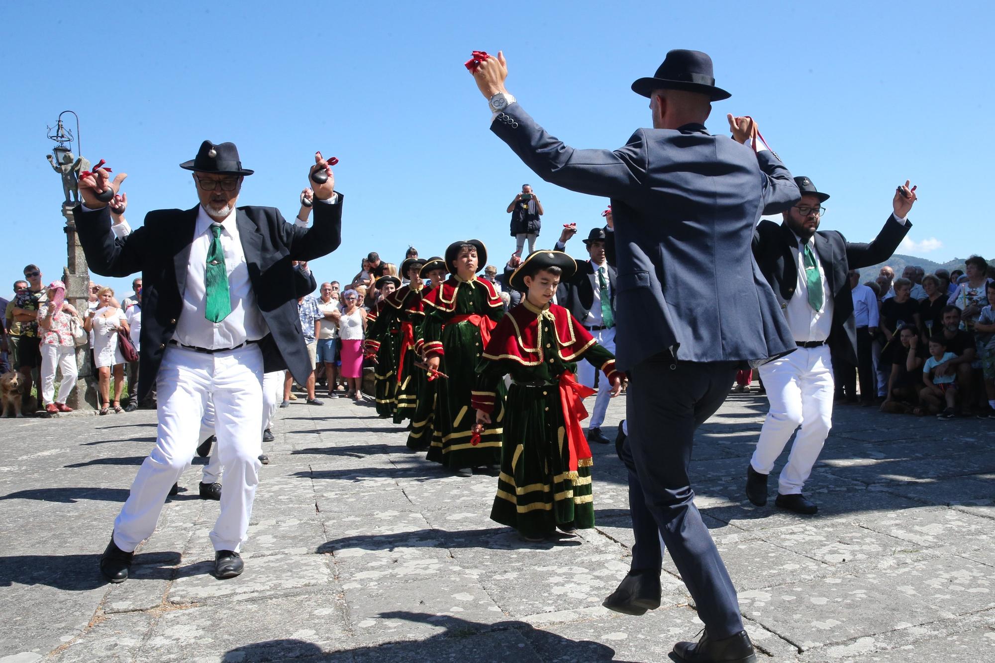 La procesión y la danza de San Roque de O Hío en imágenes (I)