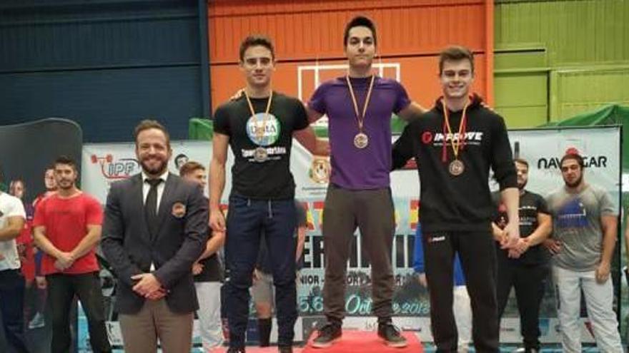 Fran Ferrete (dreta) en el podi de 66 kg de l&#039;estatal, a València