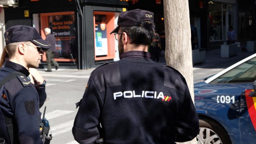 Agentes de la Policía Nacional patrullando en la zona centro de Elda