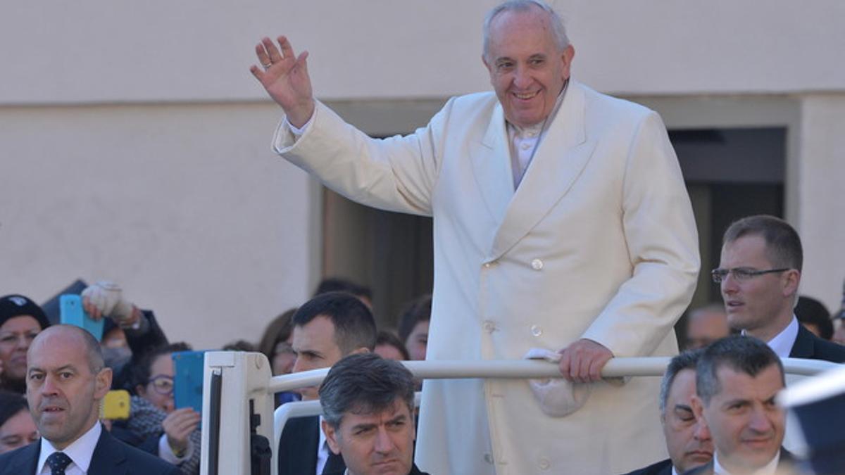 El Papa saluda a los fieles en la plaza de San Pedro, el miércoles.