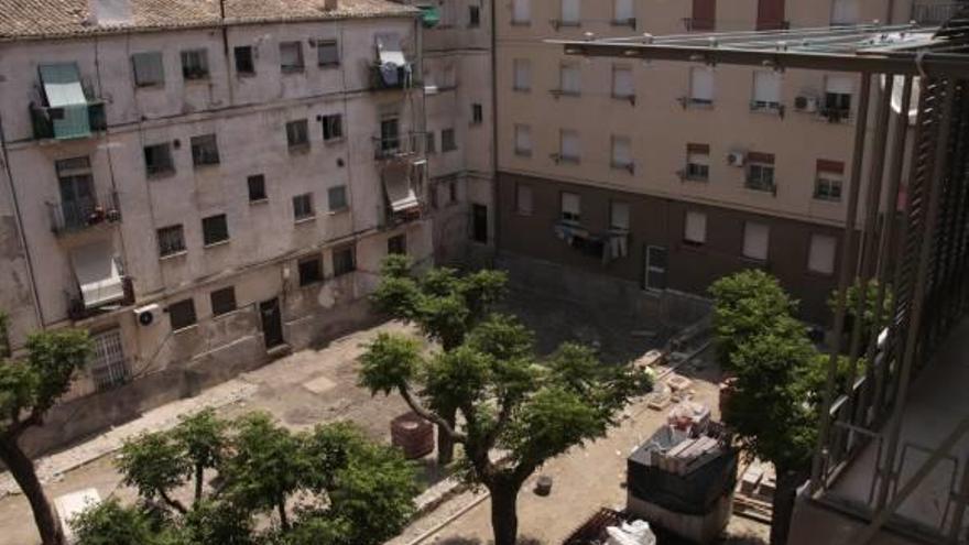 Vecinos del grupo Sant Jordi exigen que se acaben las obras de rehabilitación