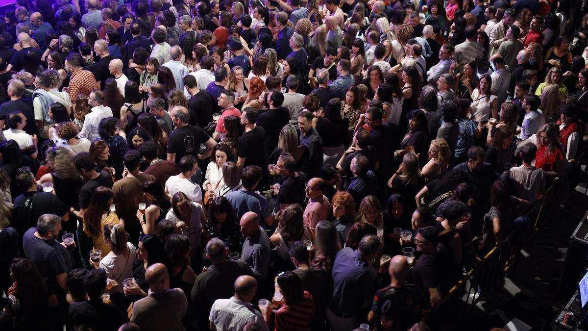 Espectadores esperan en el Teatro de las Esquinas de Zaragoza a que comience una función.