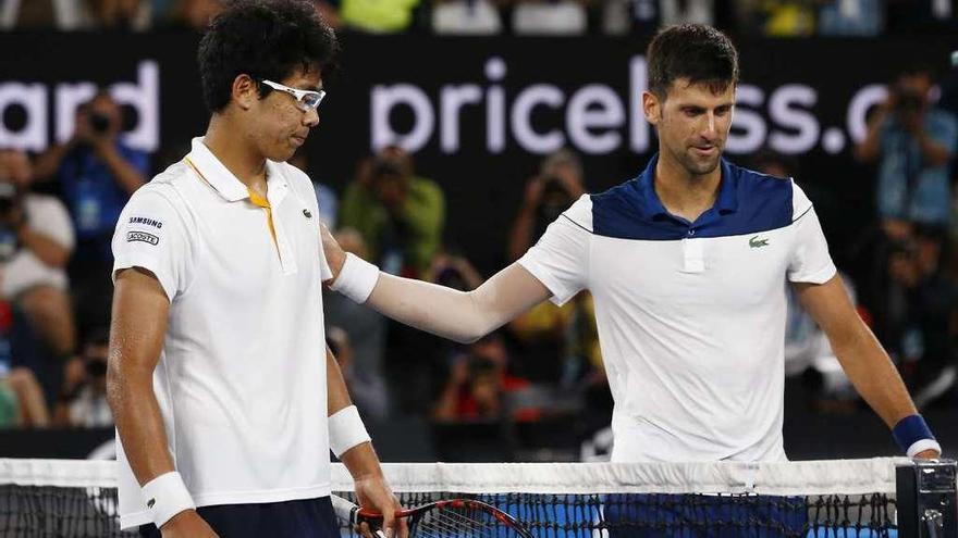 Djokovic felicita a Chung a la conclusión del partido. // E.P.