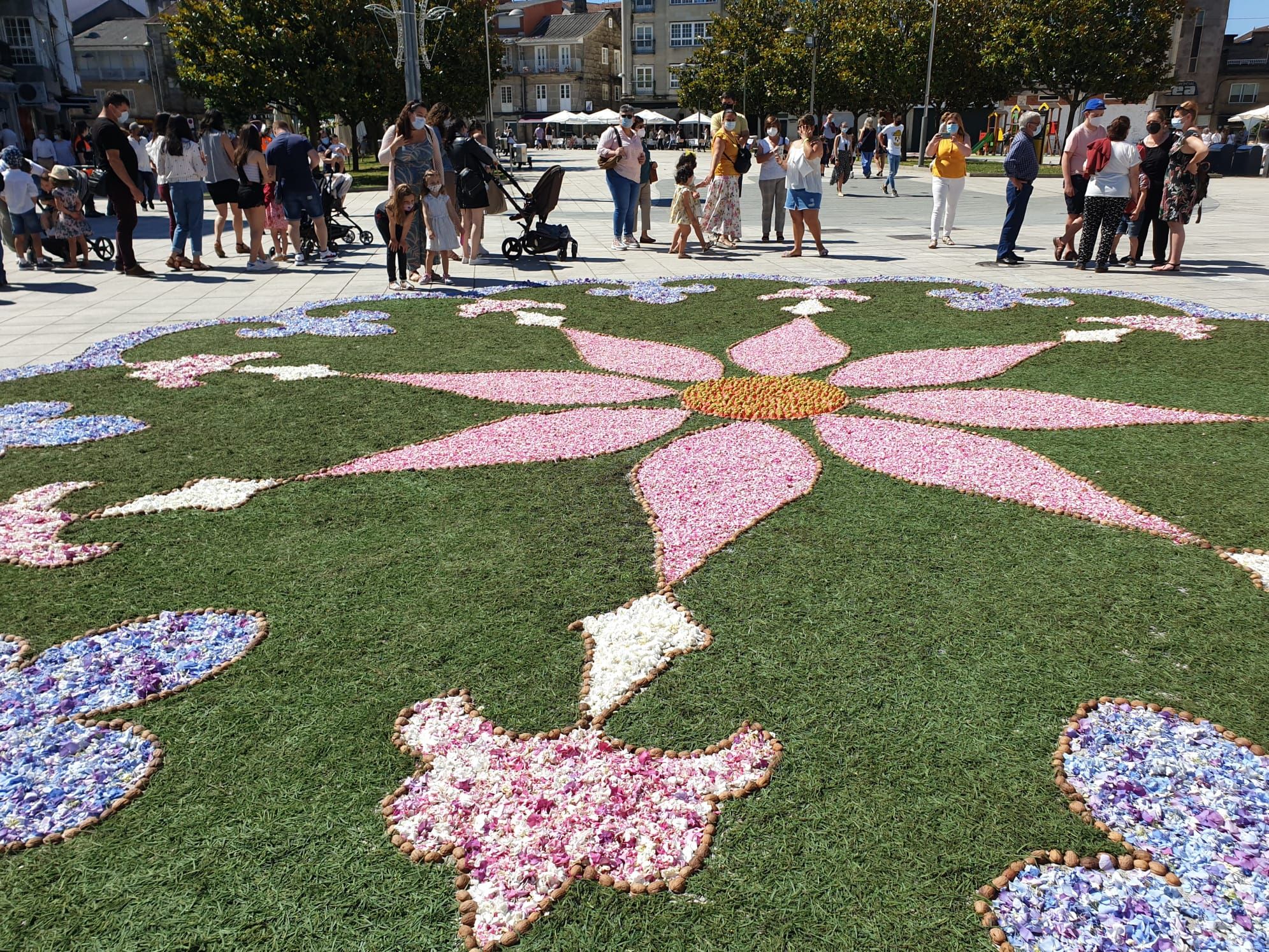 Ponteareas recupera sus alfombras de Corpus adaptándose al COVID