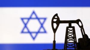 Ilustración que muestra un pozo de petróleo delante de una bandera de Israel