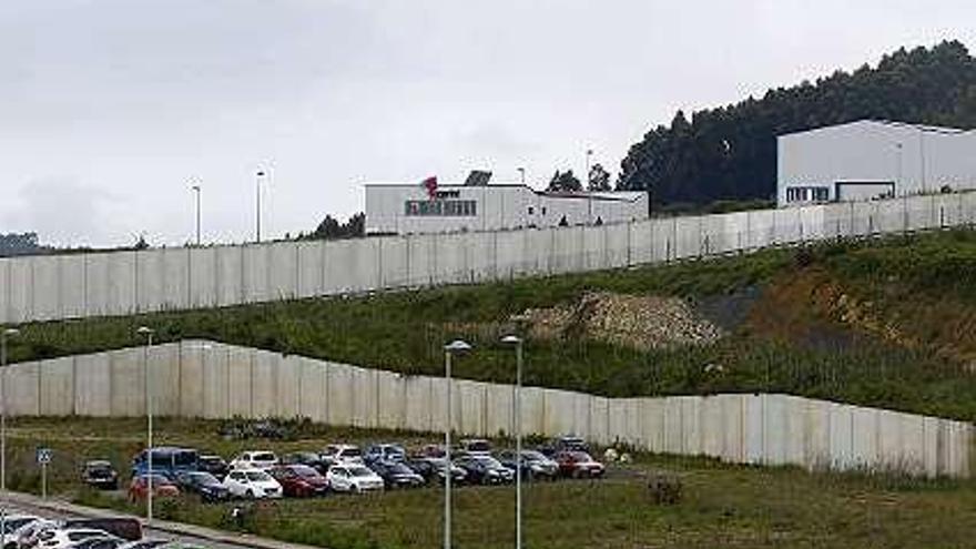 Al fondo, naves industriales del polígono de La Loba, en el Parque Empresarial de la Ría.