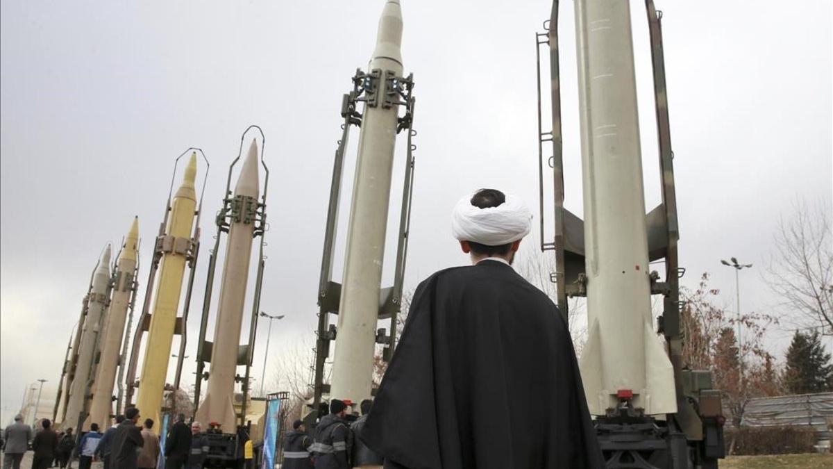 Un clérigo iraní observa misiles de superficie en un espectáculo militar que conmemora el 40º aniversario de la Revolución islámica de Irán, en la Gran Mezquita Imán Jomeini, en Teherán.