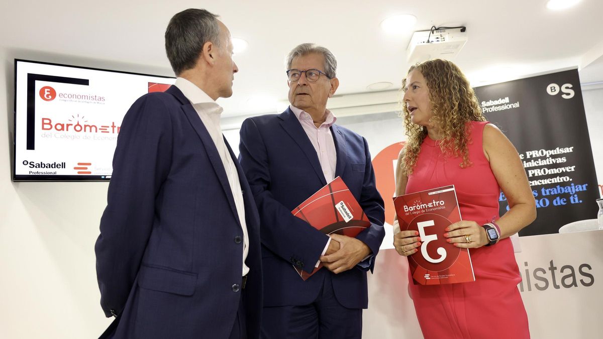 El presidente del Colegio de Economistas de la Región de Murcia, este lunes en la presentación del Barómetro.