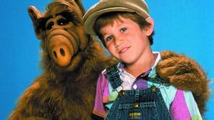 Benji Gregory, con Alf, en una imagen de promoción de la serie.