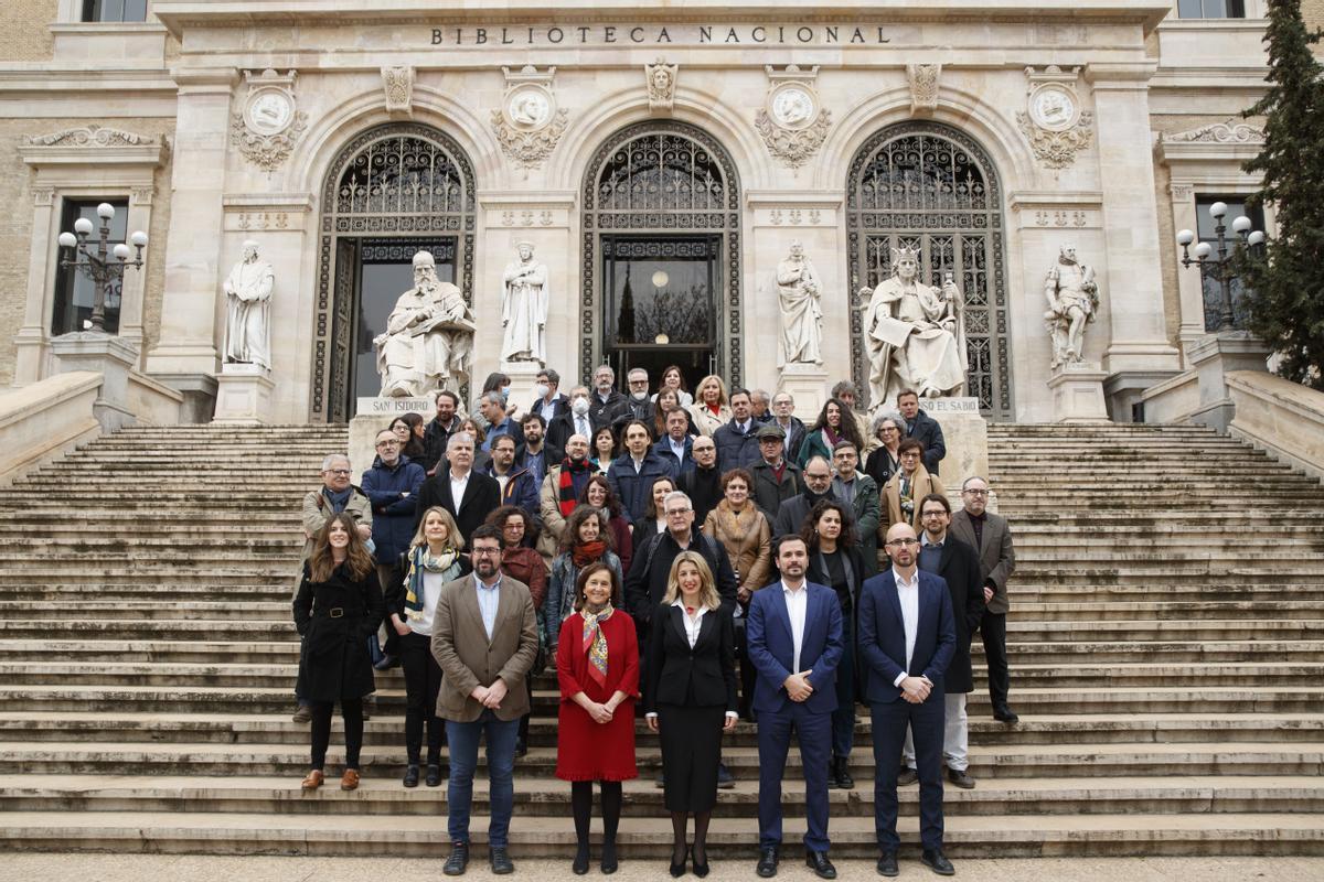 La vicepresidenta segunda del Gobierno, Yolanda Díaz, con otros miembros del Ejecutivo y las decenas de economistas con los que debatió este miércoles en la Biblioteca Nacional