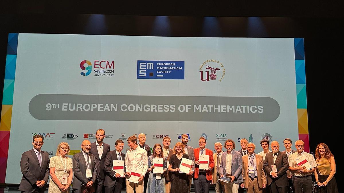 Fotografía de familia de todos los premiados junto con el comité organizador del 9º Congreso europeo de Matemáticas.