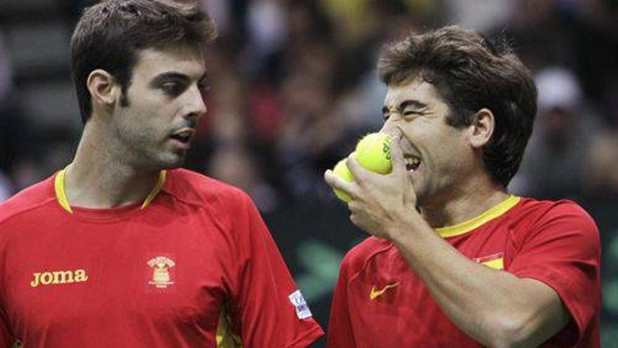 Granollers y Marc López mantienen con vida a España