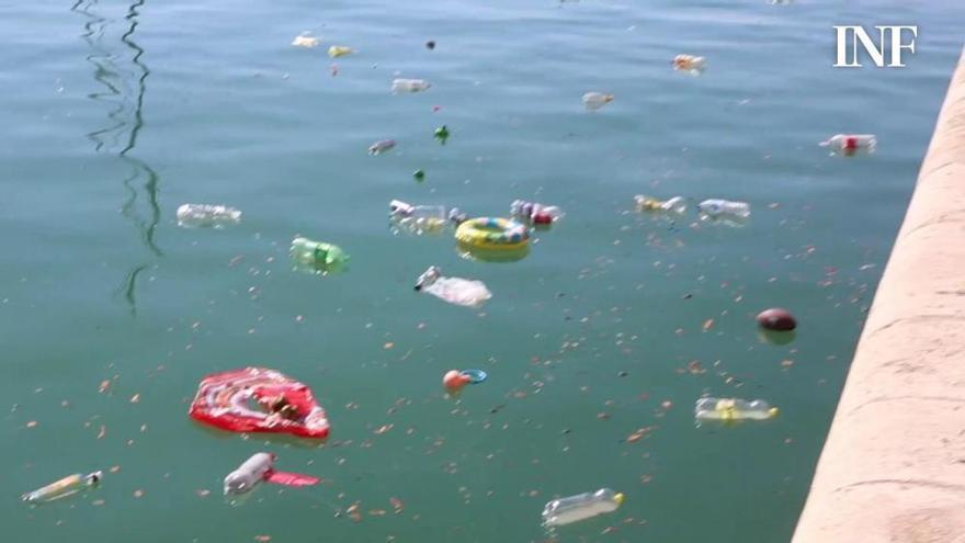 Resaca del Carnaval en Alicante: La ciudad amanece con numerosos restos de basura flotando en el agua
