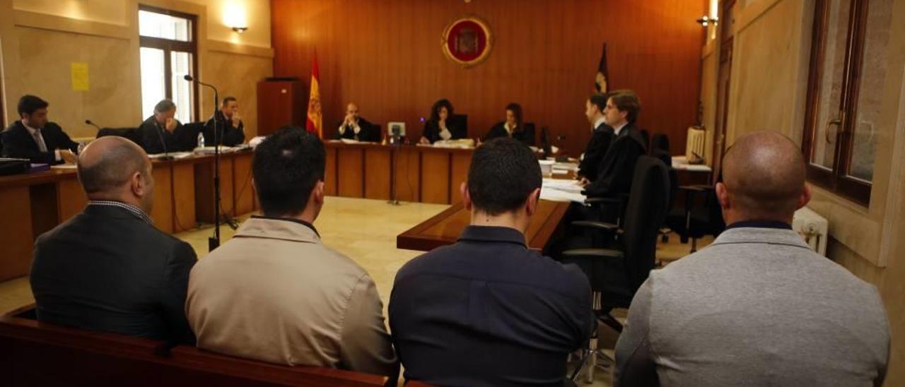 Los guardias civiles querellantes durante el juicio en la Audiencia Provincial.