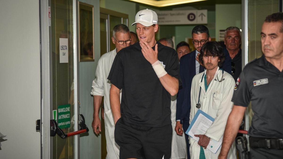 Jannik Sinner abandona el hospital San Raffaele de Milan, Italia.
