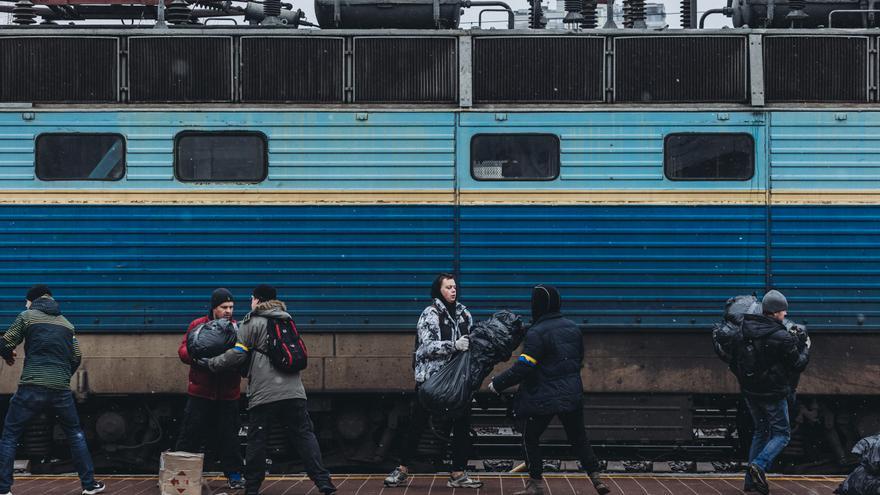 Una cadena de personas traslada provisionesen Kiev (Ucrania)