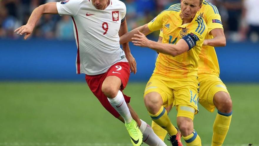 Lewandowski supera al ucraniano Roslan en la fase de grupos.