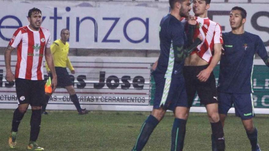 Sergi Mut, a la izquierda, observa una de las tanganas que se formaron al final.