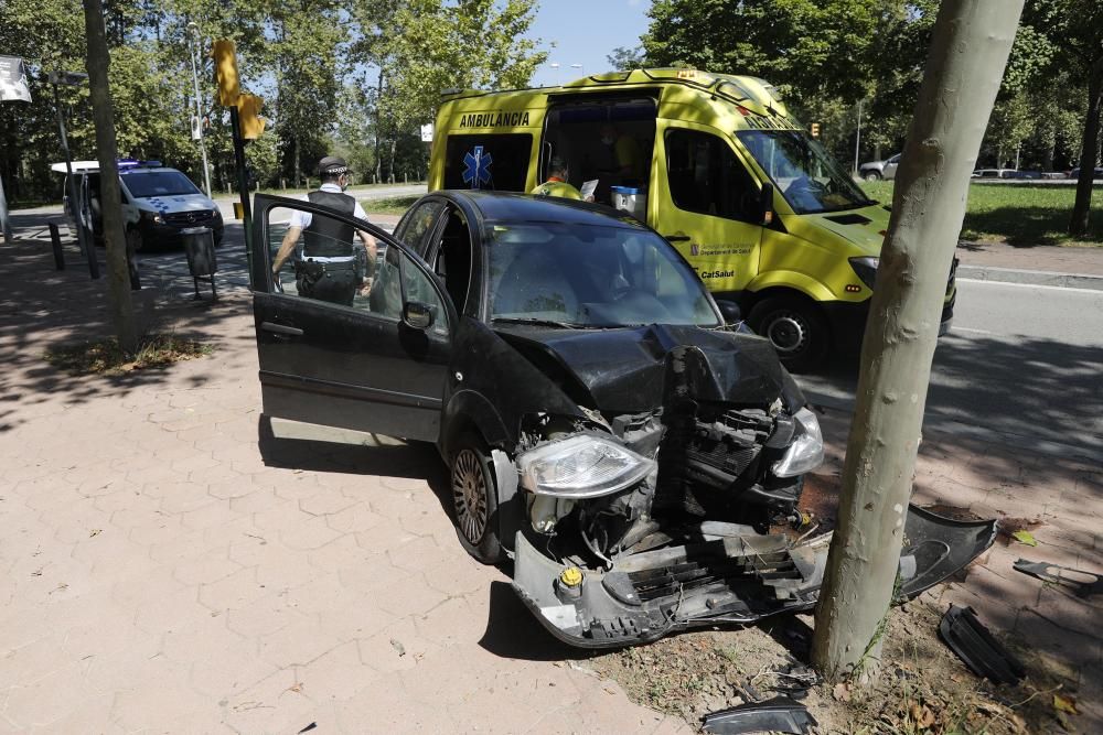 Un cotxe xoca contra un arbre a Girona