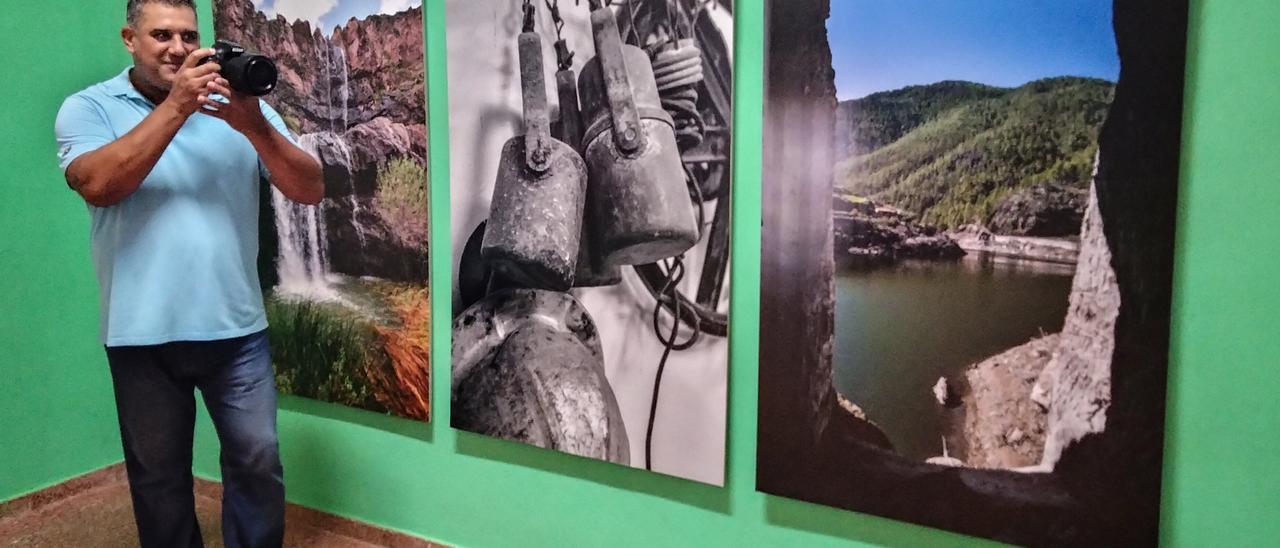 César Kano, fotógrafo y arquitecto, que residen en Carrizal, en su exposición en el IES Vecindario.