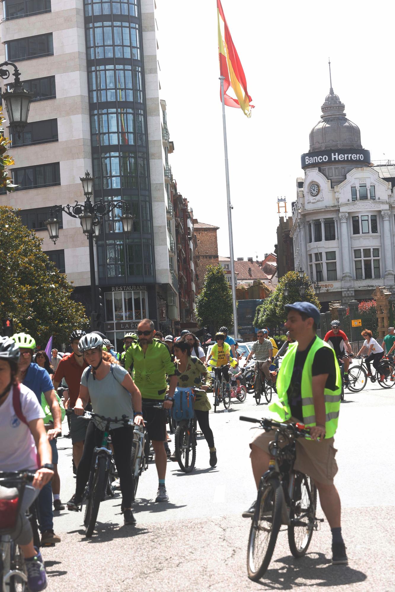 En imágenes: así fue la marcha cicloturista en Oviedo para pedir carriles bici