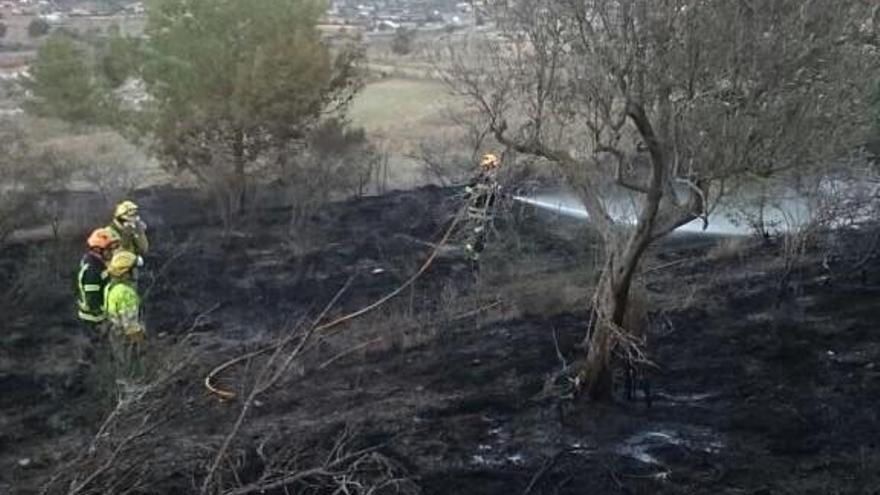 La caída de un cable de una línea de alta tensión ha provocado el incendio de Benissa