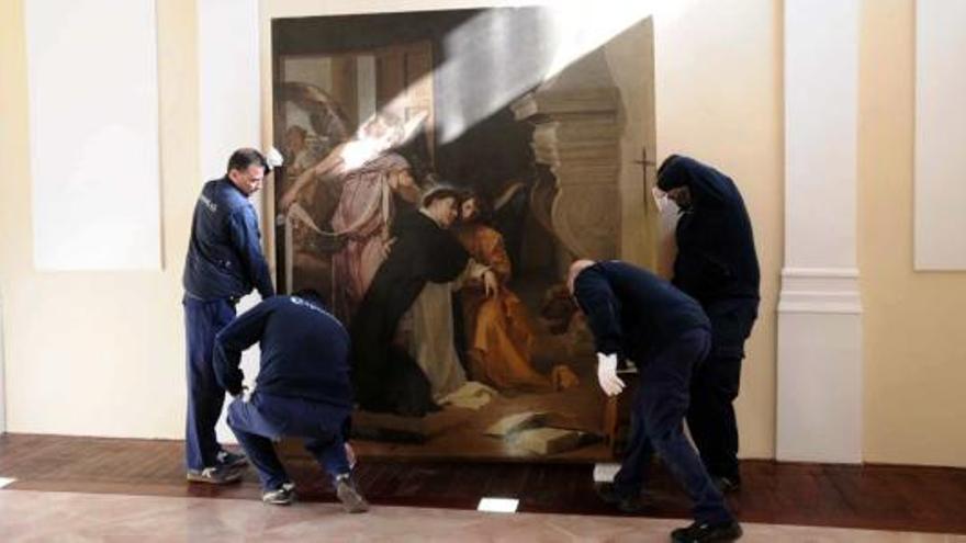 Los operarios instalaron ayer la obra &quot;La tentación de Santo Tomás&quot;, atribuida a Velázquez, en las nuevas dependencias del Palacio Episcopal.