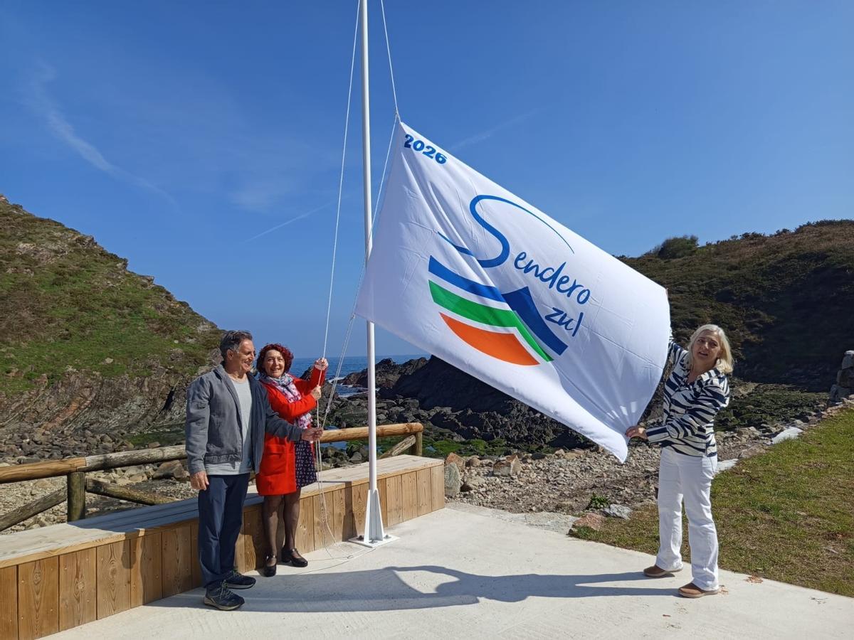 José Palacios, junto a la alcaldesa de El Franco, Cecilia Pérez, y la edil de Cultura, Victoria Zarcero..
