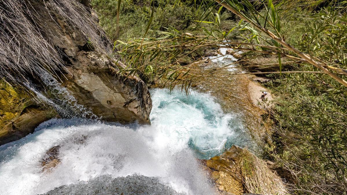 La cascada de Bolulla cae con fuerza y mucho caudal tras las últimas lluvias.