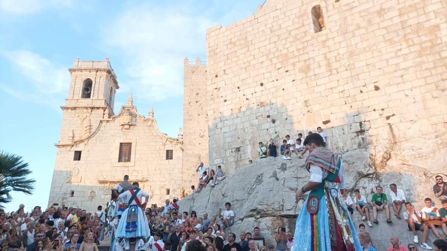 Peñíscola viste el manto de la Virgen en la ofrenda con más de 10.000 claveles