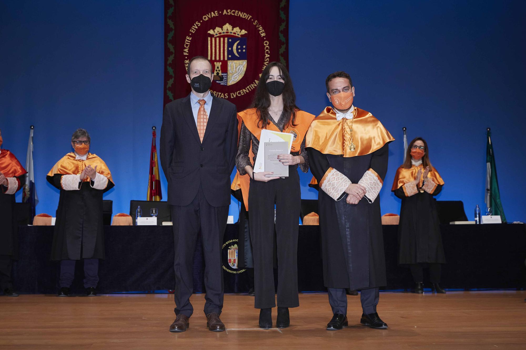 Acto de graduación de los estudiantes que han finalizado sus estudios en los grados en Publicidad y Relaciones Públicas, Trabajo Social, Sociología y en los másteres universitarios en Comunicación e Industrias Creativas, Innovación Social y Dinámicas de Cambio y Comunicación Digital.