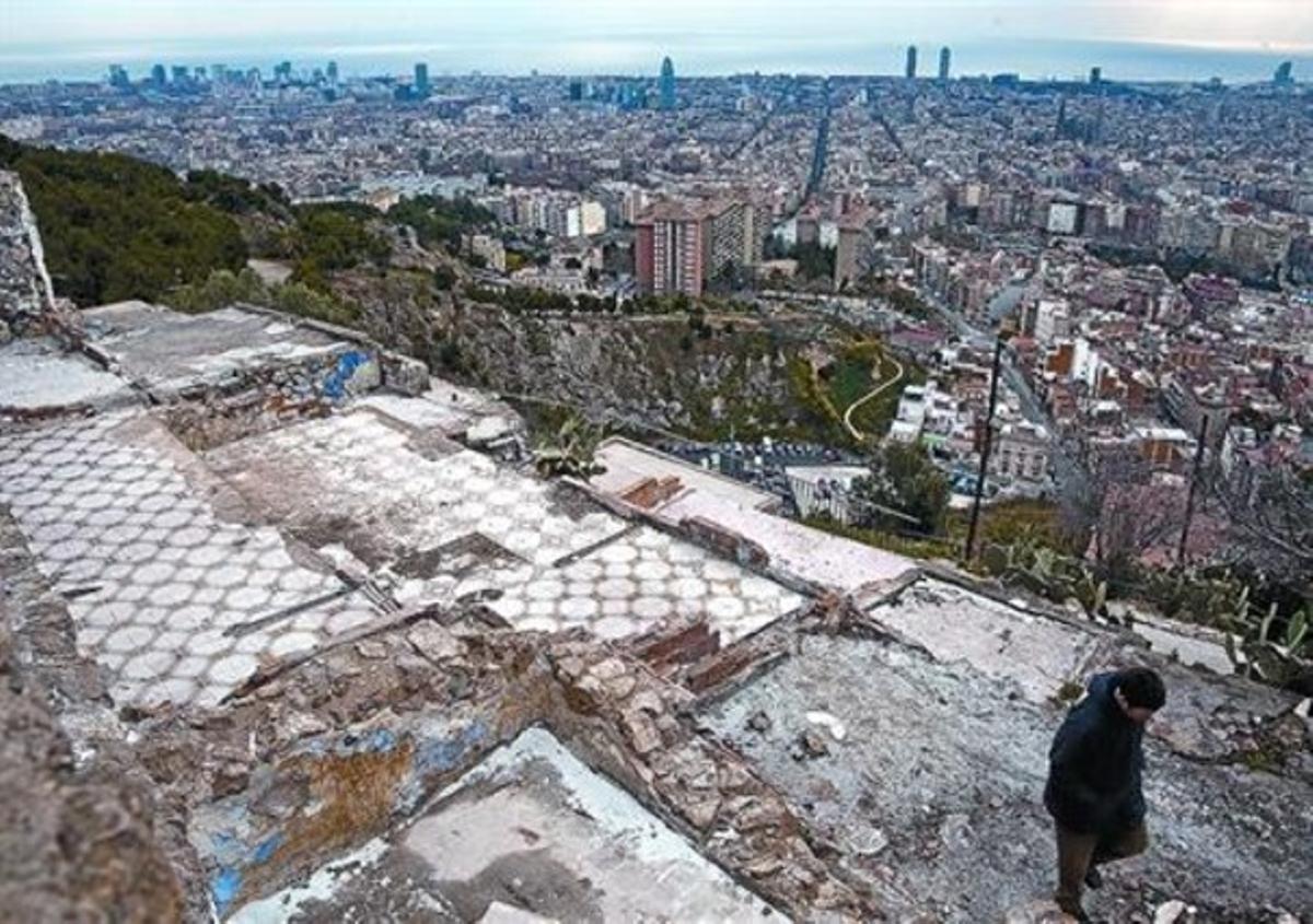 En l’espai recuperat del Turó de la Rovira encara es poden visitar restes de l’antic barri de barraques.