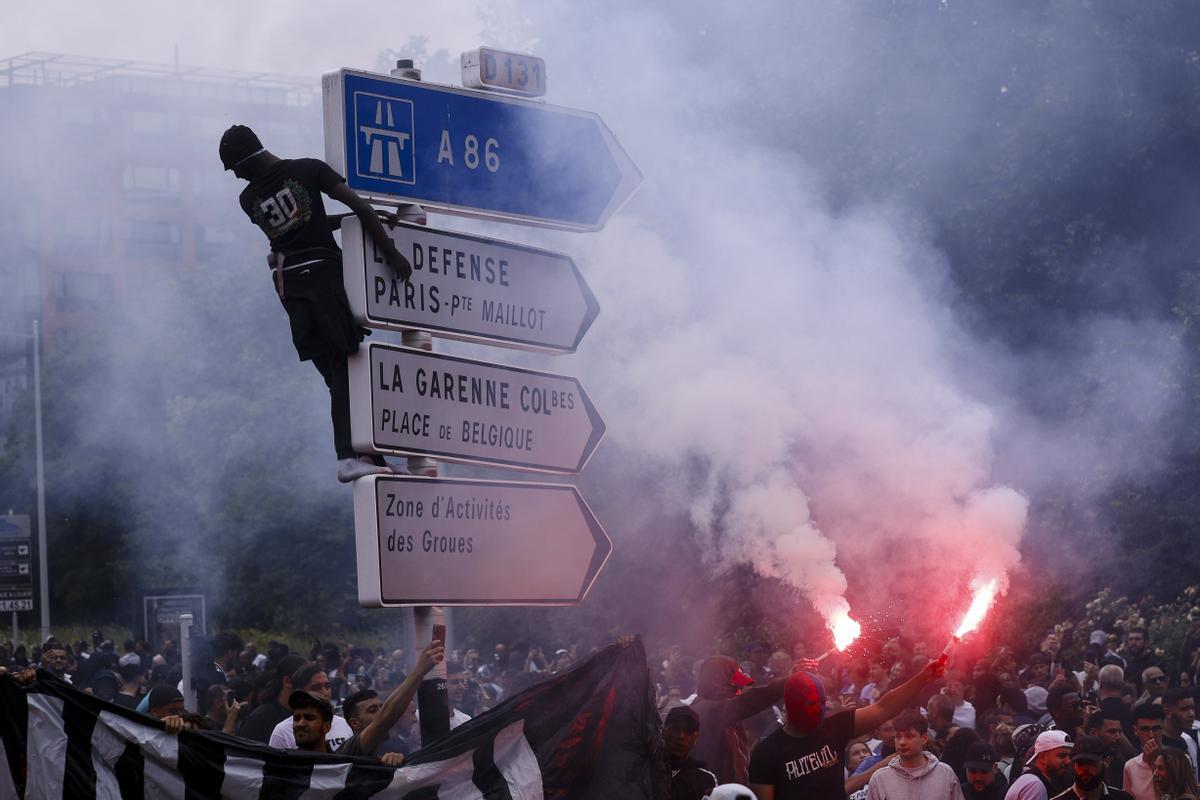 Mounia, la madre de Nahel encabeza una marcha blanca en Nanterre. La familia del joven fallecido ha convocado una marcha blanca en su memoria.