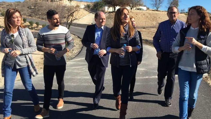 Los senadores González, Guijarro, Carreño y Pérez, en su visita de ayer a la bodega jumillana.