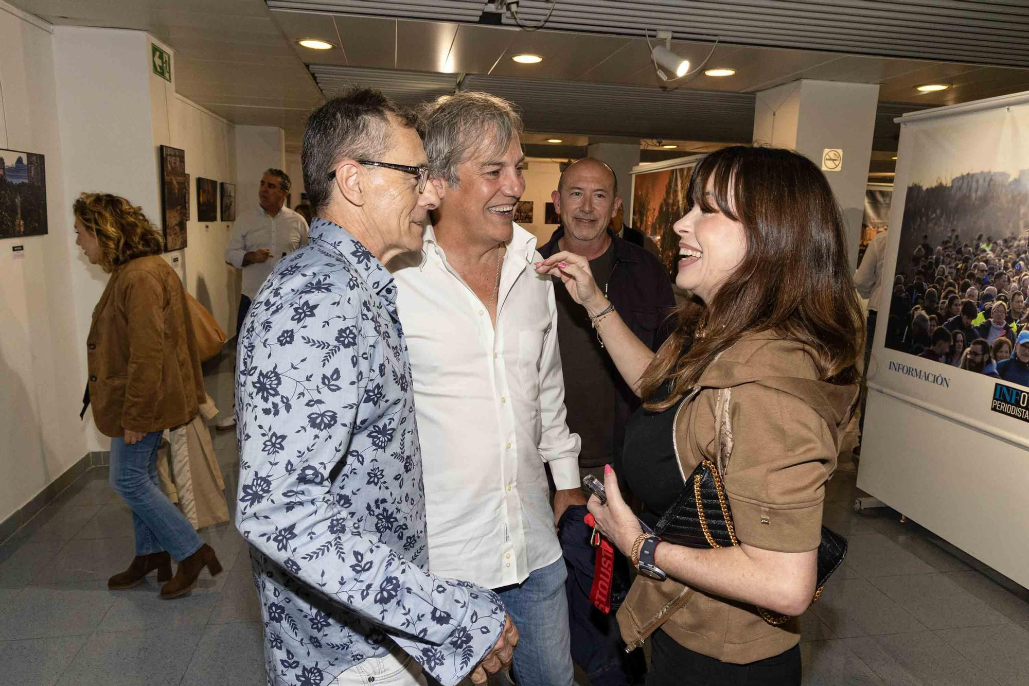 lleno total en la inauguración de INFotoperiodistas 2024,. un año de fotografía de prensa en Alicante