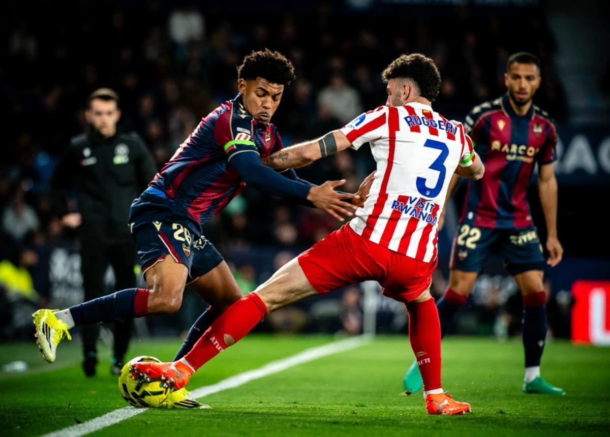 Kareem Tunde pugando un balón con Ruggeri