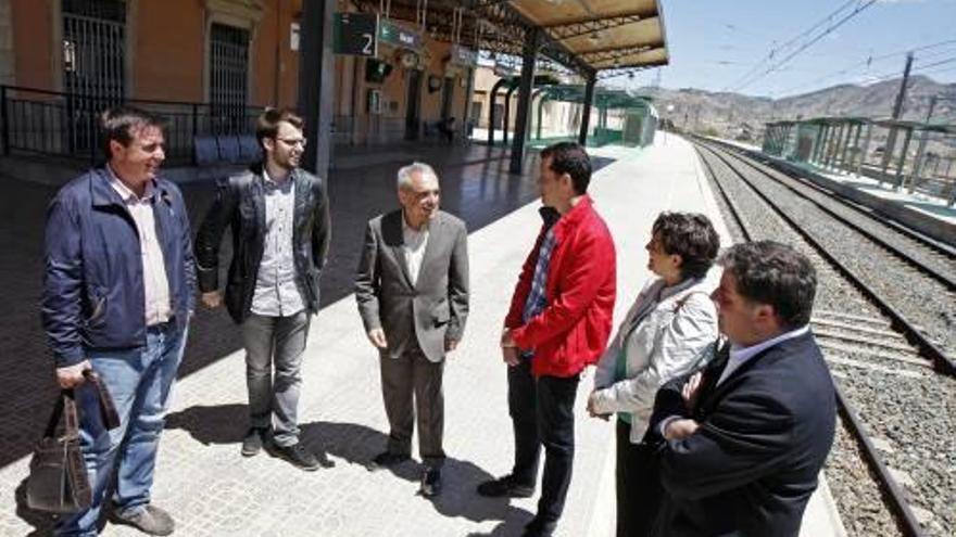 Los socialistas reclamaron ayer en la Estación un mejor servicio ferroviario en la comarca.