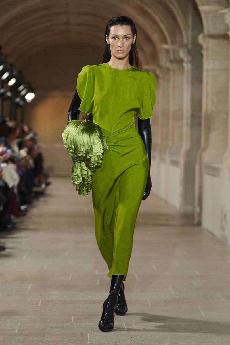 Bella Hadid con vestido verde en el desfile de primavera-verano 2023 de Victoria Beckham