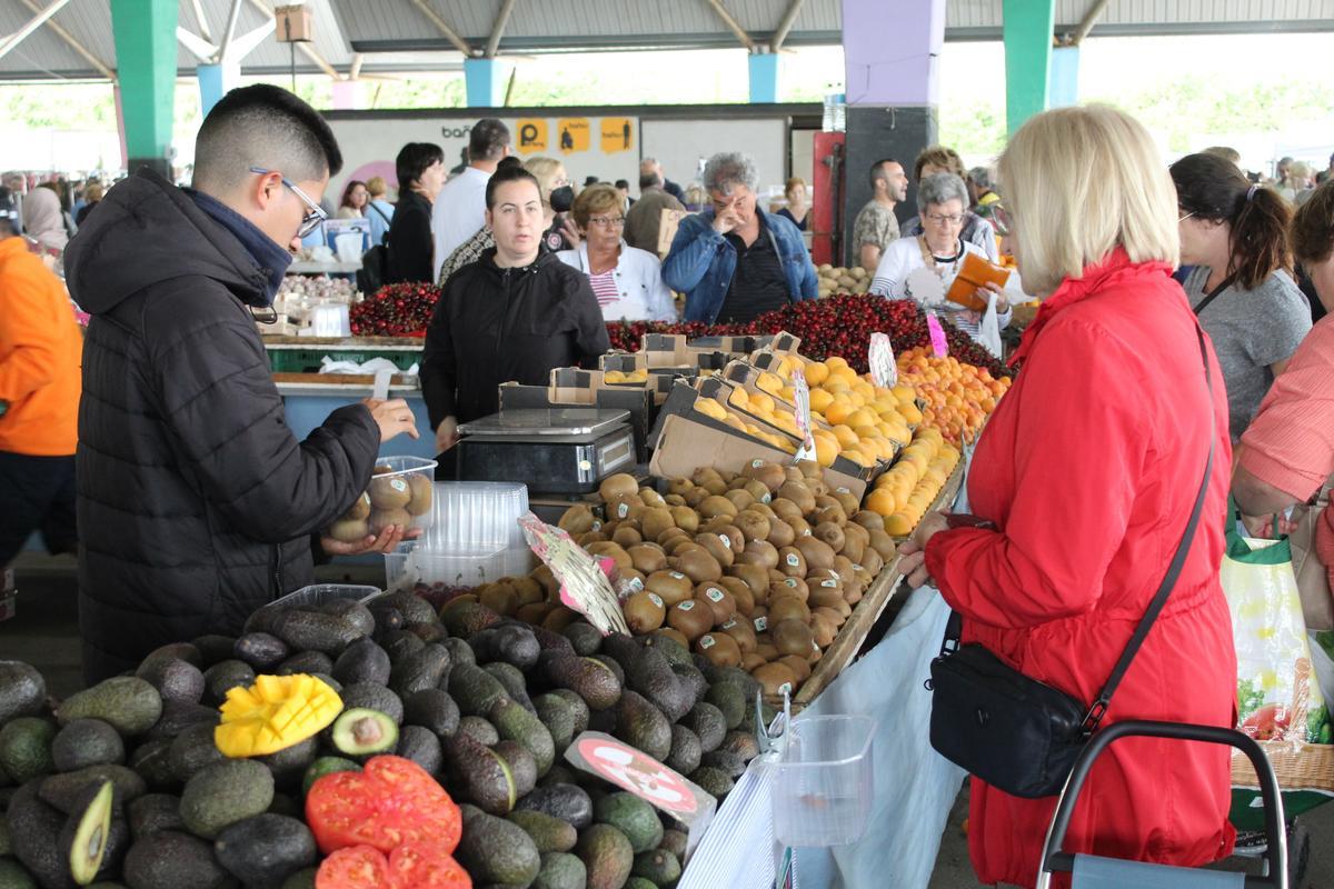 Compra de producto fresco en un puesto de Castelló.