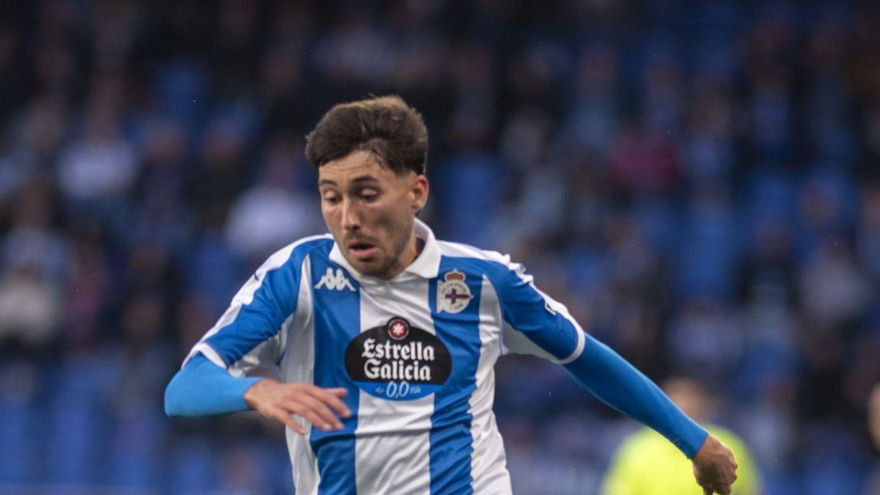 Rafa Obrador cabalga la banda en el partido ante el Albacete. | Casteleiro/Roller Agencia