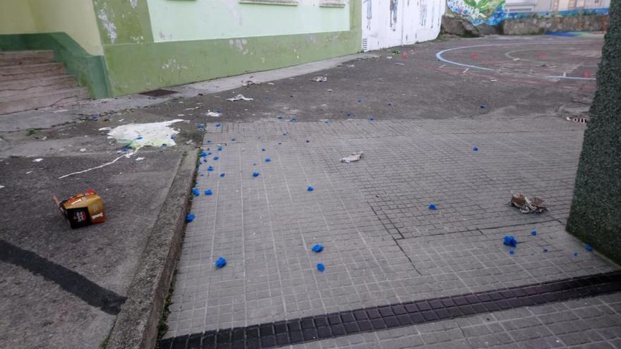 Botellas y papeles, esta mañana, en el patio del colegio Sanjurjo de Carricarte.